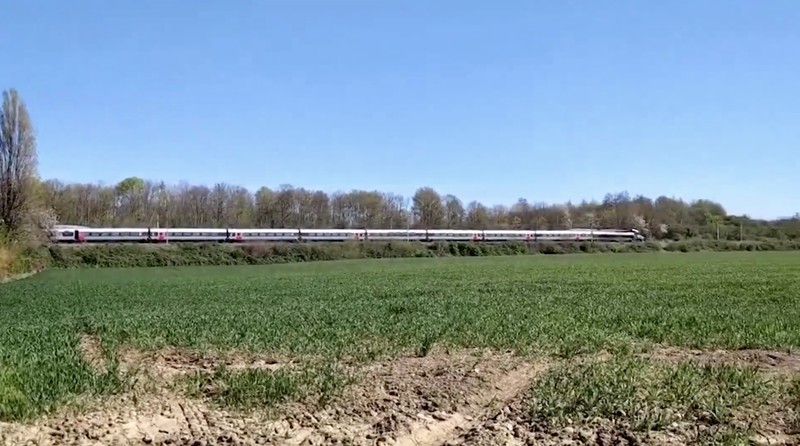 Sebuah kereta api berkecepatan tinggi yang rusak setelah bertabrakan dengan truk yang membawa peralatan militer di perlintasan sebidang, di Bully-les-Mines, Prancis, 7 April 2026. (REUTERS/Ardee Napolitano)