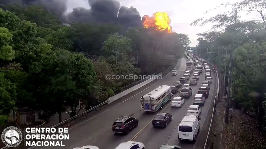 Petugas pemadam kebakaran memadamkan api setelah ledakan tiga truk tangki bahan bakar saat operasi pemindahan bahan bakar di fasilitas penyimpanan di bawah Jembatan Amerika, pintu masuk Pasifik Terusan Panama, Panama, dalam siaran pers yang dirilis 7 Maret 2026. (Bomberos de Panama/Handout via REUTERS)