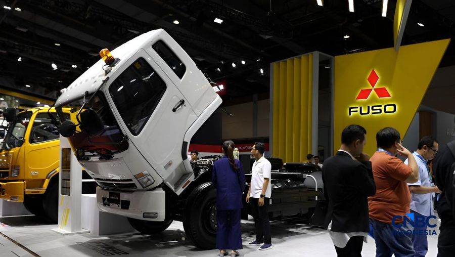 Sejumlah kendaraan komersial dipajang selama pameran business-to-business (B2B) GAIKINDO Indonesia International Commercial Vehicle Expo (GIICOMVEC) 2026 di JiExpo Kemayoran, Rabu (8/4/2026). (CNBC Indonesia/Ferry Sandi)