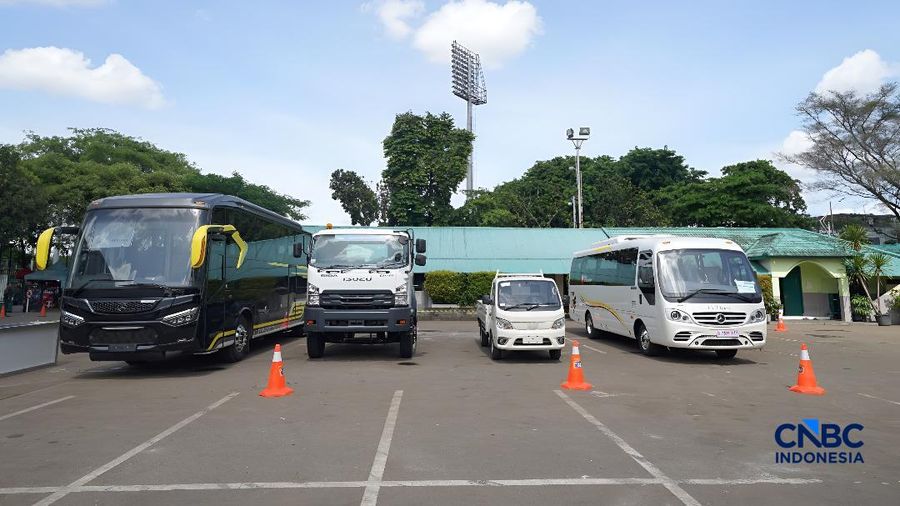 Sejumlah kendaraan komersial dipajang selama pameran business-to-business (B2B) GAIKINDO Indonesia International Commercial Vehicle Expo (GIICOMVEC) 2026 di JiExpo Kemayoran, Rabu (8/4/2026). (CNBC Indonesia/Ferry Sandi)