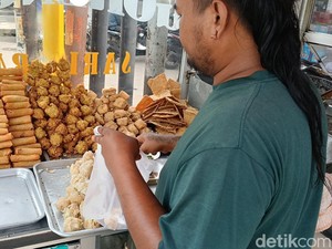 Curhat Penjual Gorengan Indramayu: Harga Plastik Naik, Ukuran Diperkecil