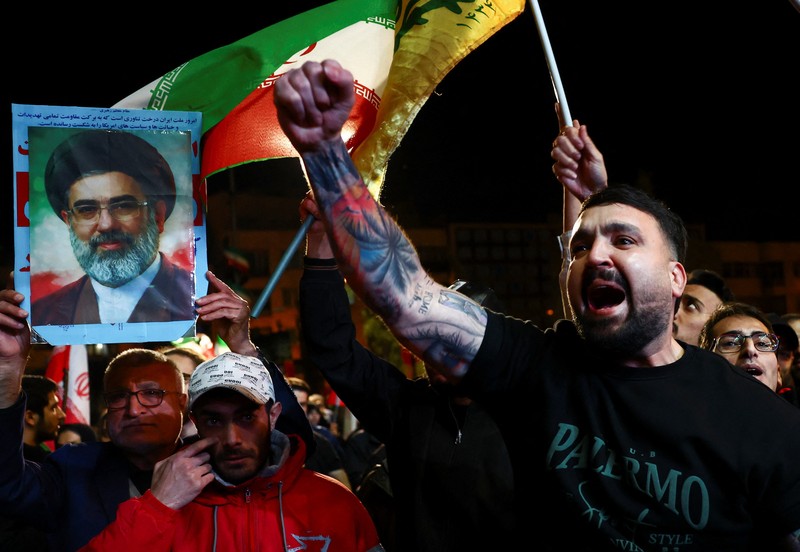 Orang-orang berkumpul setelah gencatan senjata selama dua minggu dalam perang Iran diumumkan, di Teheran, Iran, 8 April 2026. (Majid Asgaripour/WANA (West Asia News Agency) via REUTERS)