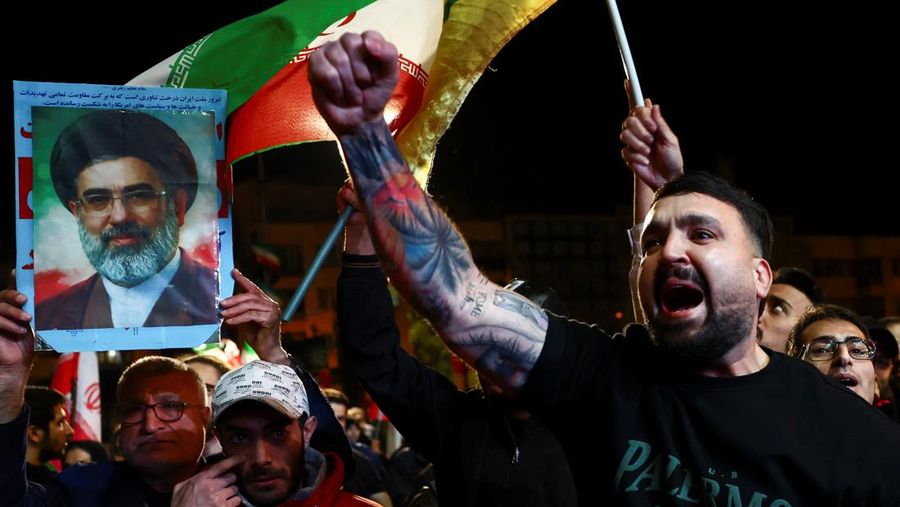 Orang-orang berkumpul setelah gencatan senjata selama dua minggu dalam perang Iran diumumkan, di Teheran, Iran, 8 April 2026. (Majid Asgaripour/WANA (West Asia News Agency) via REUTERS)