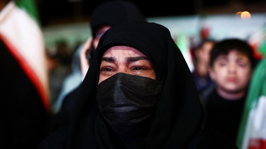 Orang-orang berkumpul setelah gencatan senjata selama dua minggu dalam perang Iran diumumkan, di Teheran, Iran, 8 April 2026. (Majid Asgaripour/WANA (West Asia News Agency) via REUTERS)