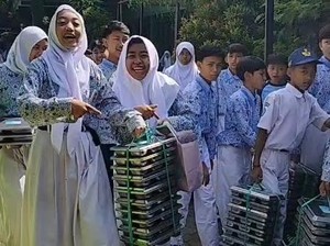 Viral Siswa Kembalikan MBG Bau di Bandung, SPPG Minta Maaf