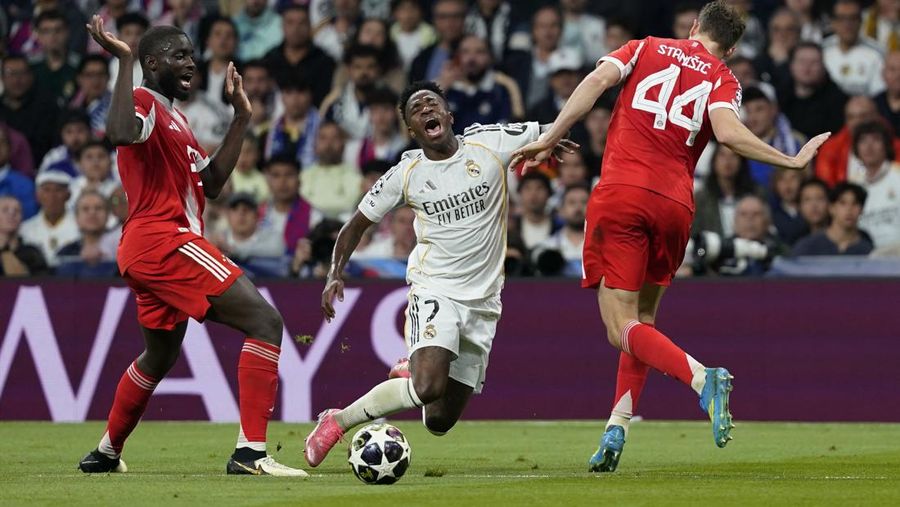 Joshua Kimmich dari Bayern Munich merayakan kemenangan setelah pertandingan melawan Real Madrid di Santiago Bernabeu, Madrid, Spanyol (7/4/2026). (REUTERS/Ana Beltran)