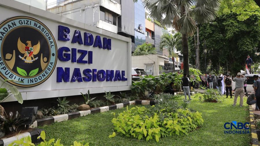 Aksi unjuk rasa Ikatan Mahasiswa Nusantara di kawasan Kebon Sirih tepatnya di depan Gedung Badan Gizi Nasional, Jakarta, Kamis (9/4/2026). (CNBC Indonesia/Muhammad Sabki)