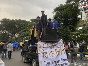 Mahasiswa Semarang Demo Kasus Andrie Yunus di DPRD Jateng Bubarkan Diri