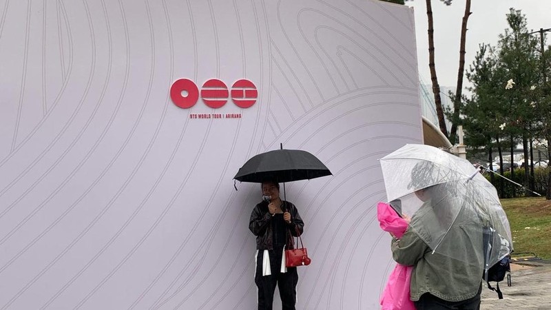 BTS memulai tur dunia perdana di Goyang, Seoul, Korea Selatan, Kamis, 9 April 2026. ARMY padati kompleks Goyang Stadium di tengah suhu dingin dan hujan. (CNBC Indoonesia/Fergi Nadira)
