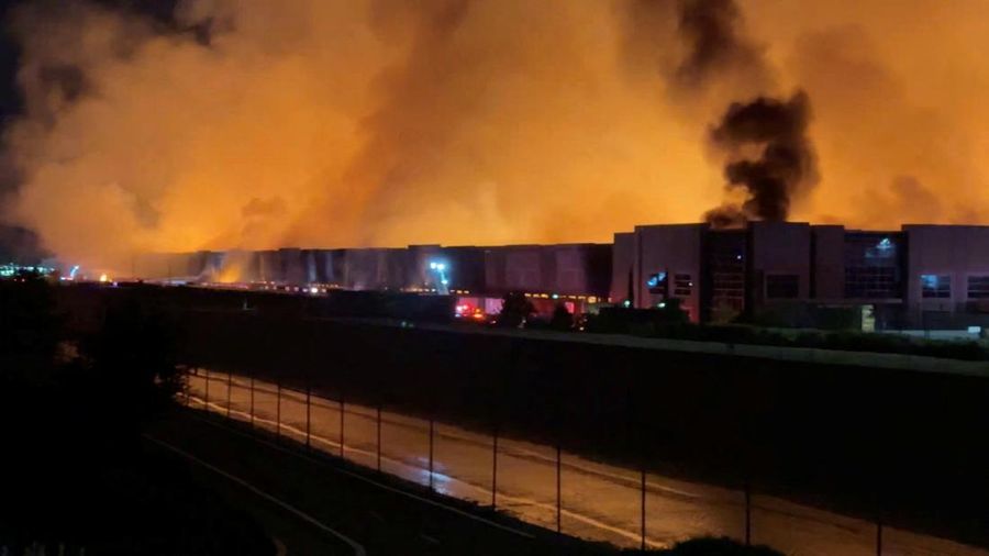 Kebakaran besar semalaman melanda sebuah gudang pada Selasa pagi (7 April) di Ontario, California, AS. (Tangkapan Layar Video/REUTERS)