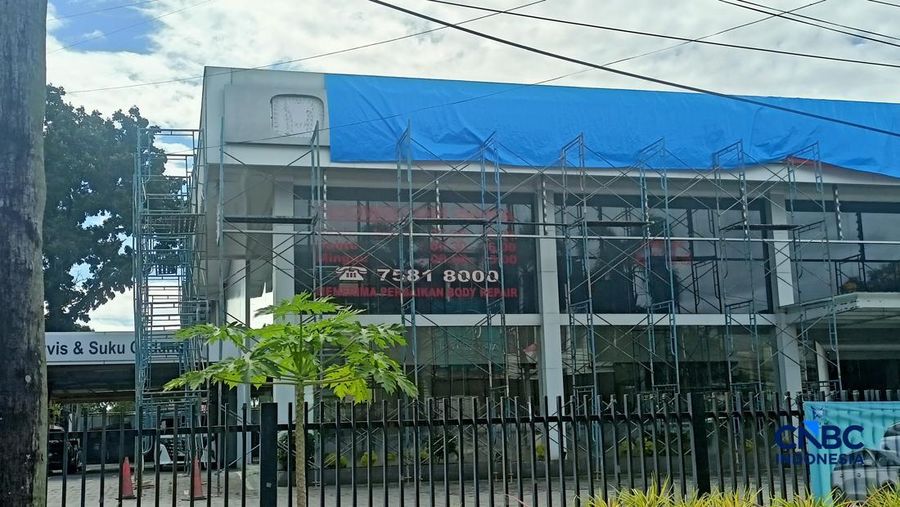 Bangunan dealer Honda menjalani renovasi usai operasionalnya dihentikan di Pondok Pinang, Kebayoran Lama, Jakarta Selatan, Kamis (9/4/2026). (CNBC Indonesia/Ferry Sandi)