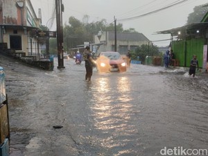 Kota Jember Direndam Banjir Usai Hujan Deras