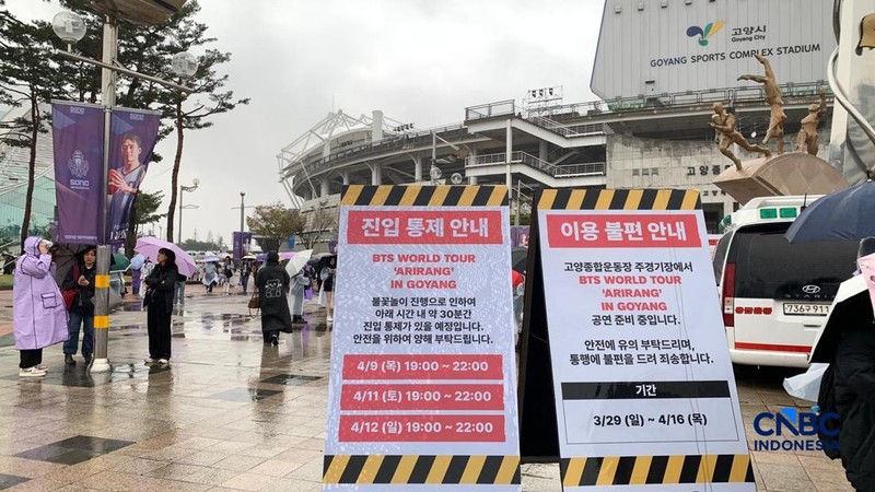 BTS memulai tur dunia perdana di Goyang, Seoul, Korea Selatan, Kamis, 9 April 2026. ARMY padati kompleks Goyang Stadium di tengah suhu dingin dan hujan. (CNBC Indoonesia/Fergi Nadira)