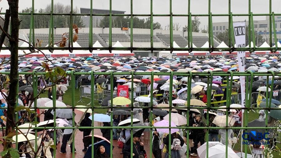 BTS memulai tur dunia perdana di Goyang, Seoul, Korea Selatan, Kamis, 9 April 2026. ARMY padati kompleks Goyang Stadium di tengah suhu dingin dan hujan. (CNBC Indoonesia/Fergi Nadira)