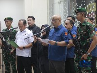 Direktur Penyidikan (Dirdik) Jaksa Agung Muda Bidang Tindak Pidana Khusus (Jampidsus), Syarief Sulaeman Nahdi menyampaikan keterengan saat konferensi pers terkait kasus korupsi tata kelola minyak mentah di gedung Kejakaan Agung, Jakarta, Kamis (9/4/2