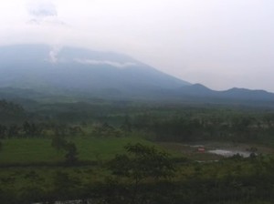 Gunung Semeru Kembali Luncurkan Awan Panas 2,5 Km