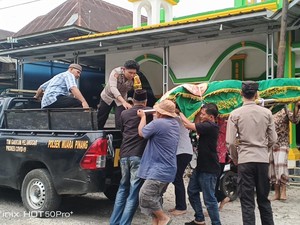 Polres Empat Lawang Bantu Antar Jenazah Warga ke TPU Pakai Mobil Dinas