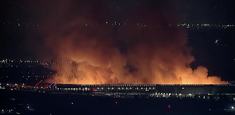 Kebakaran besar semalaman melanda sebuah gudang pada Selasa pagi (7 April) di Ontario, California, AS. (Tangkapan Layar Video/REUTERS)