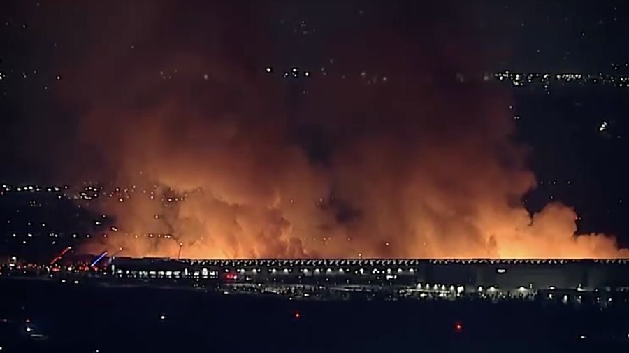 Kebakaran besar semalaman melanda sebuah gudang pada Selasa pagi (7 April) di Ontario, California, AS. (Tangkapan Layar Video/REUTERS)