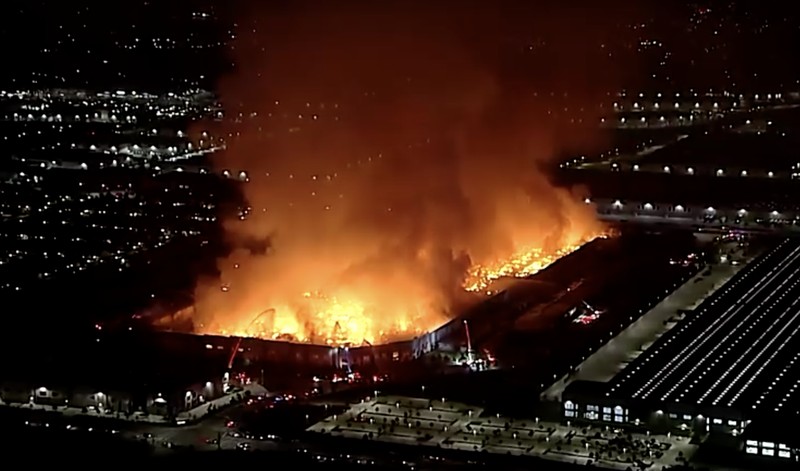 Kebakaran besar semalaman melanda sebuah gudang pada Selasa pagi (7 April) di Ontario, California, AS. (Tangkapan Layar Video/REUTERS)