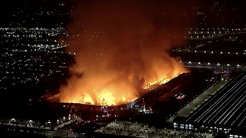 Kebakaran besar semalaman melanda sebuah gudang pada Selasa pagi (7 April) di Ontario, California, AS. (Tangkapan Layar Video/REUTERS)
