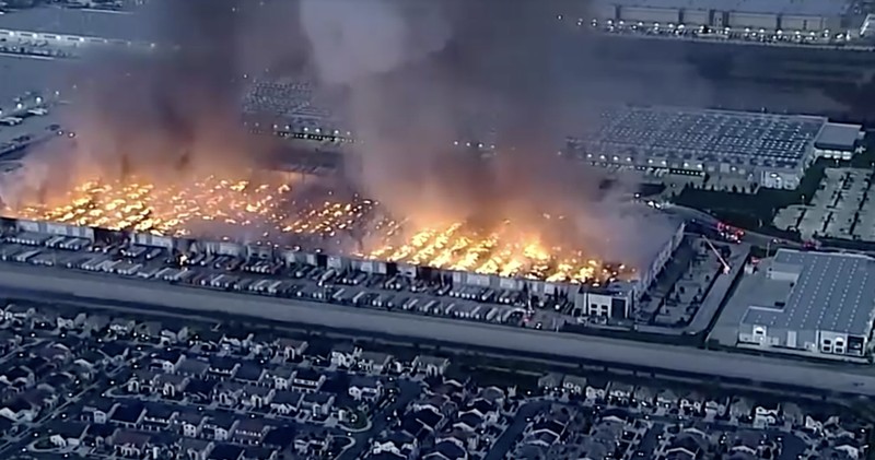 Kebakaran besar semalaman melanda sebuah gudang pada Selasa pagi (7 April) di Ontario, California, AS. (Tangkapan Layar Video/REUTERS)