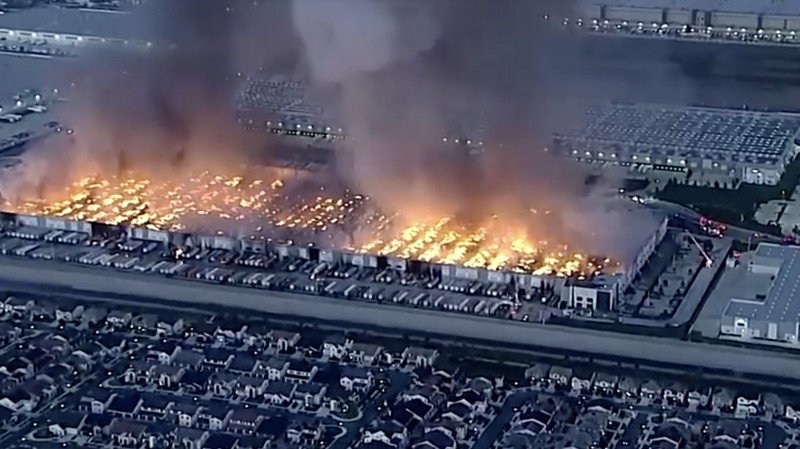 Kebakaran besar semalaman melanda sebuah gudang pada Selasa pagi (7 April) di Ontario, California, AS. (Tangkapan Layar Video/REUTERS)