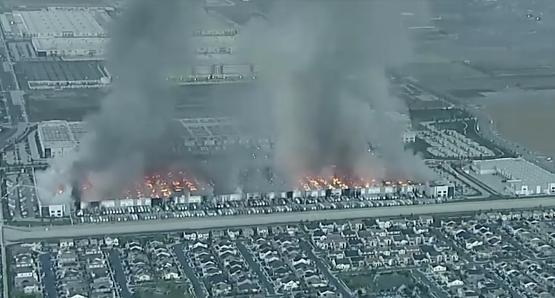 Kebakaran besar semalaman melanda sebuah gudang pada Selasa pagi (7 April) di Ontario, California, AS. (Tangkapan Layar Video/REUTERS)