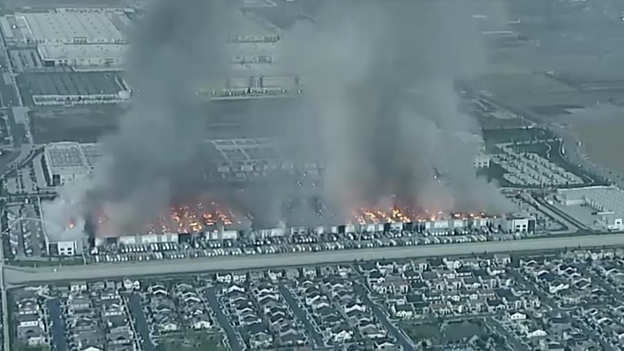 Kebakaran besar semalaman melanda sebuah gudang pada Selasa pagi (7 April) di Ontario, California, AS. (Tangkapan Layar Video/REUTERS)