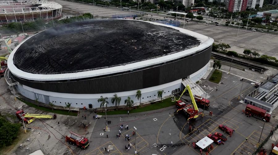 Sebuah tayangan drone menunjukkan kerusakan Velodrome setelah kebakaran di taman Olimpiade, yang digunakan untuk Olimpiade Rio 2016 di Rio de Janeiro, Brasil, 8 April 2026. (REUTERS/Pilar Olivares)