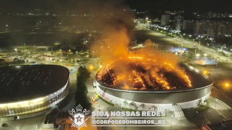 Sebuah tayangan drone menunjukkan kerusakan Velodrome setelah kebakaran di taman Olimpiade, yang digunakan untuk Olimpiade Rio 2016 di Rio de Janeiro, Brasil, 8 April 2026. (REUTERS/Pilar Olivares)