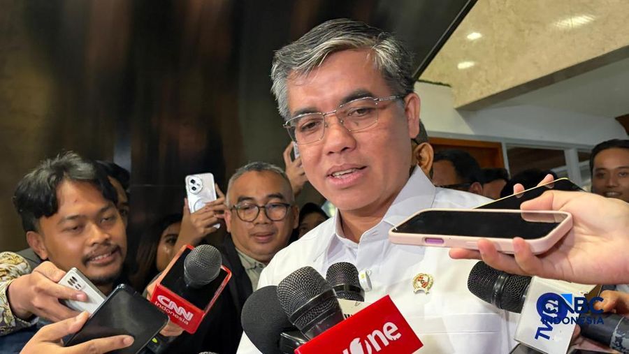 Menteri Ketenagakerjaan (Menaker) Yassierli saat ditemui usai rapat di Kompleks Parlemen, Jakarta, Kamis (9/4/2026). (CNBC Indonesia/Martyasari Rizky)