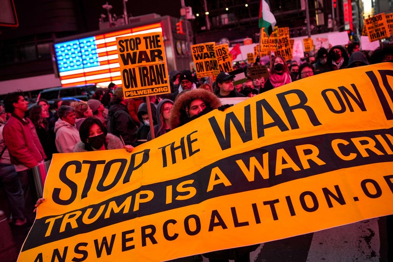 Seorang demonstran membawa potret mendiang Pemimpin Tertinggi Iran Ayatollah Ali Khamenei selama protes menentang aksi militer di Iran dekat Gedung Putih di Washington, D.C., AS, 8 April 2026. (REUTERS/Evelyn Hockstein)