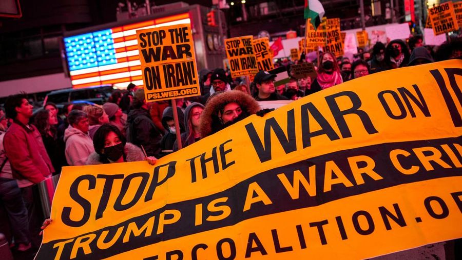 Seorang demonstran membawa potret mendiang Pemimpin Tertinggi Iran Ayatollah Ali Khamenei selama protes menentang aksi militer di Iran dekat Gedung Putih di Washington, D.C., AS, 8 April 2026. (REUTERS/Evelyn Hockstein)