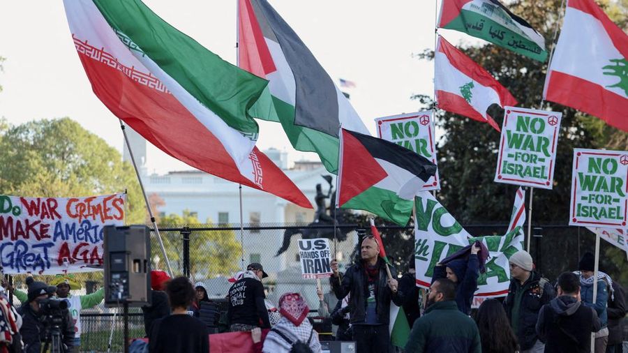 Seorang demonstran membawa potret mendiang Pemimpin Tertinggi Iran Ayatollah Ali Khamenei selama protes menentang aksi militer di Iran dekat Gedung Putih di Washington, D.C., AS, 8 April 2026. (REUTERS/Evelyn Hockstein)