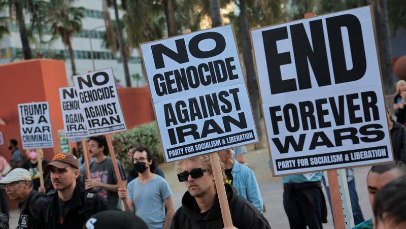 Seorang demonstran membawa potret mendiang Pemimpin Tertinggi Iran Ayatollah Ali Khamenei selama protes menentang aksi militer di Iran dekat Gedung Putih di Washington, D.C., AS, 8 April 2026. (REUTERS/Evelyn Hockstein)