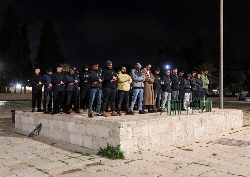 Para jamaah Muslim di kompleks Al-Aqsa, yang juga dikenal oleh orang Yahudi sebagai Bukit Bait Suci, di Yerusalem, Kamis (9/4/2026). (REUTERS/Sinan Abu Mayzer)
