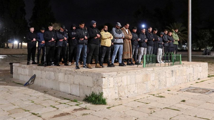 Para jamaah Muslim di kompleks Al-Aqsa, yang juga dikenal oleh orang Yahudi sebagai Bukit Bait Suci, di Yerusalem, Kamis (9/4/2026). (REUTERS/Sinan Abu Mayzer)