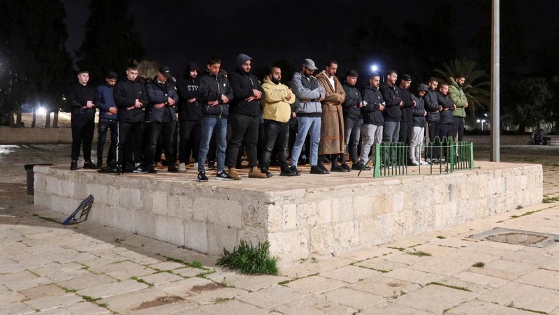 Para jamaah Muslim di kompleks Al-Aqsa, yang juga dikenal oleh orang Yahudi sebagai Bukit Bait Suci, di Yerusalem, Kamis (9/4/2026). (REUTERS/Sinan Abu Mayzer)