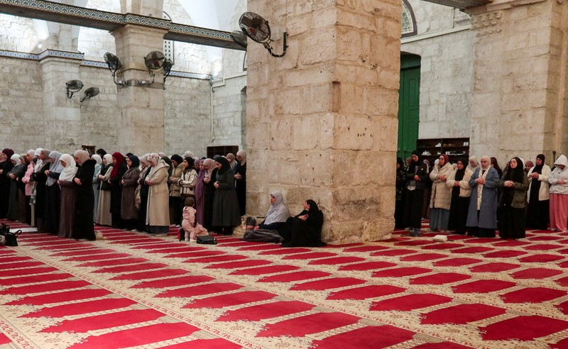 Para jamaah Muslim di kompleks Al-Aqsa, yang juga dikenal oleh orang Yahudi sebagai Bukit Bait Suci, di Yerusalem, Kamis (9/4/2026). (REUTERS/Sinan Abu Mayzer)