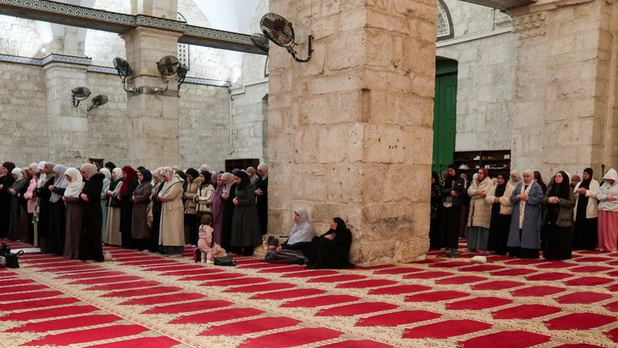 Para jamaah Muslim di kompleks Al-Aqsa, yang juga dikenal oleh orang Yahudi sebagai Bukit Bait Suci, di Yerusalem, Kamis (9/4/2026). (REUTERS/Sinan Abu Mayzer)