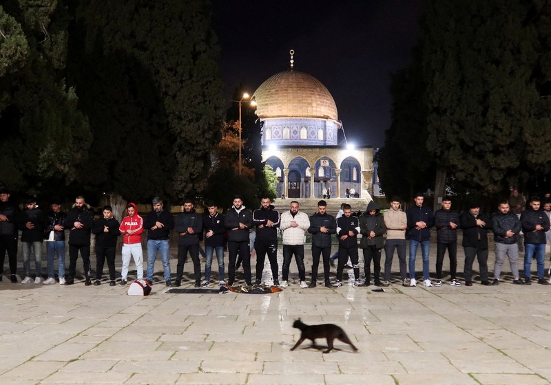 Para jamaah Muslim di kompleks Al-Aqsa, yang juga dikenal oleh orang Yahudi sebagai Bukit Bait Suci, di Yerusalem, Kamis (9/4/2026). (REUTERS/Sinan Abu Mayzer)
