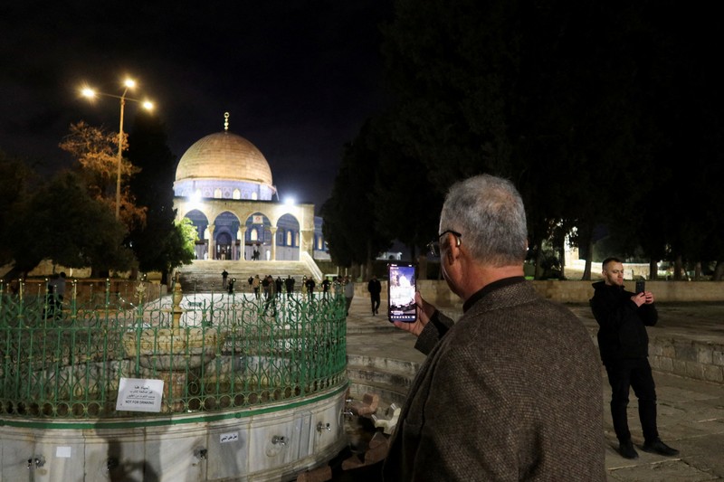 Para jamaah Muslim di kompleks Al-Aqsa, yang juga dikenal oleh orang Yahudi sebagai Bukit Bait Suci, di Yerusalem, Kamis (9/4/2026). (REUTERS/Sinan Abu Mayzer)