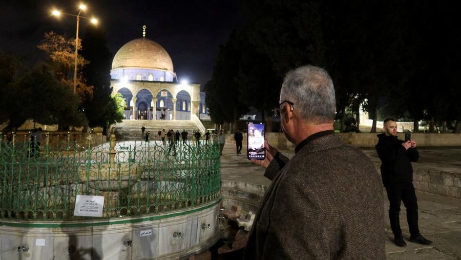 Para jamaah Muslim di kompleks Al-Aqsa, yang juga dikenal oleh orang Yahudi sebagai Bukit Bait Suci, di Yerusalem, Kamis (9/4/2026). (REUTERS/Sinan Abu Mayzer)