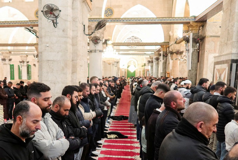 Para jamaah Muslim di kompleks Al-Aqsa, yang juga dikenal oleh orang Yahudi sebagai Bukit Bait Suci, di Yerusalem, Kamis (9/4/2026). (REUTERS/Sinan Abu Mayzer)