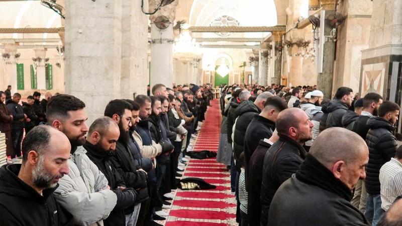 Para jamaah Muslim di kompleks Al-Aqsa, yang juga dikenal oleh orang Yahudi sebagai Bukit Bait Suci, di Yerusalem, Kamis (9/4/2026). (REUTERS/Sinan Abu Mayzer)