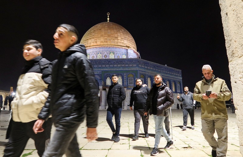 Para jamaah Muslim di kompleks Al-Aqsa, yang juga dikenal oleh orang Yahudi sebagai Bukit Bait Suci, di Yerusalem, Kamis (9/4/2026). (REUTERS/Sinan Abu Mayzer)