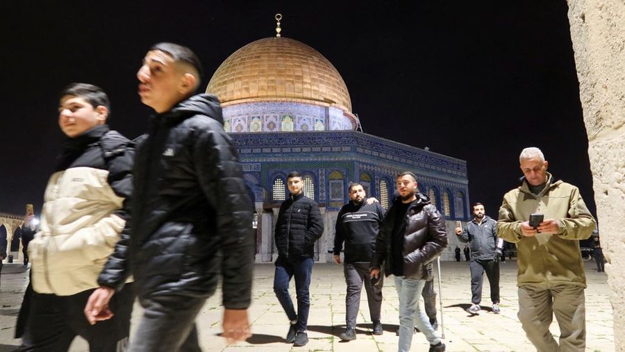 Para jamaah Muslim di kompleks Al-Aqsa, yang juga dikenal oleh orang Yahudi sebagai Bukit Bait Suci, di Yerusalem, Kamis (9/4/2026). (REUTERS/Sinan Abu Mayzer)