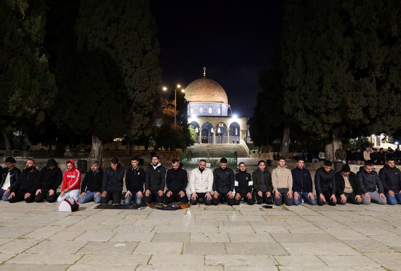 Para jamaah Muslim di kompleks Al-Aqsa, yang juga dikenal oleh orang Yahudi sebagai Bukit Bait Suci, di Yerusalem, Kamis (9/4/2026). (REUTERS/Sinan Abu Mayzer)