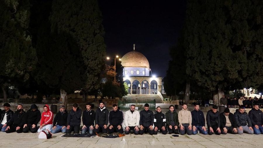 Para jamaah Muslim di kompleks Al-Aqsa, yang juga dikenal oleh orang Yahudi sebagai Bukit Bait Suci, di Yerusalem, Kamis (9/4/2026). (REUTERS/Sinan Abu Mayzer)